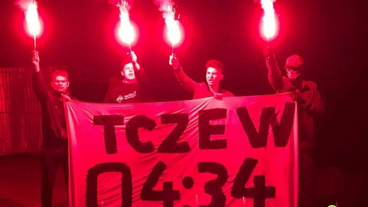 4:34 "Cześć i chwała Obrońcom Tczewa"