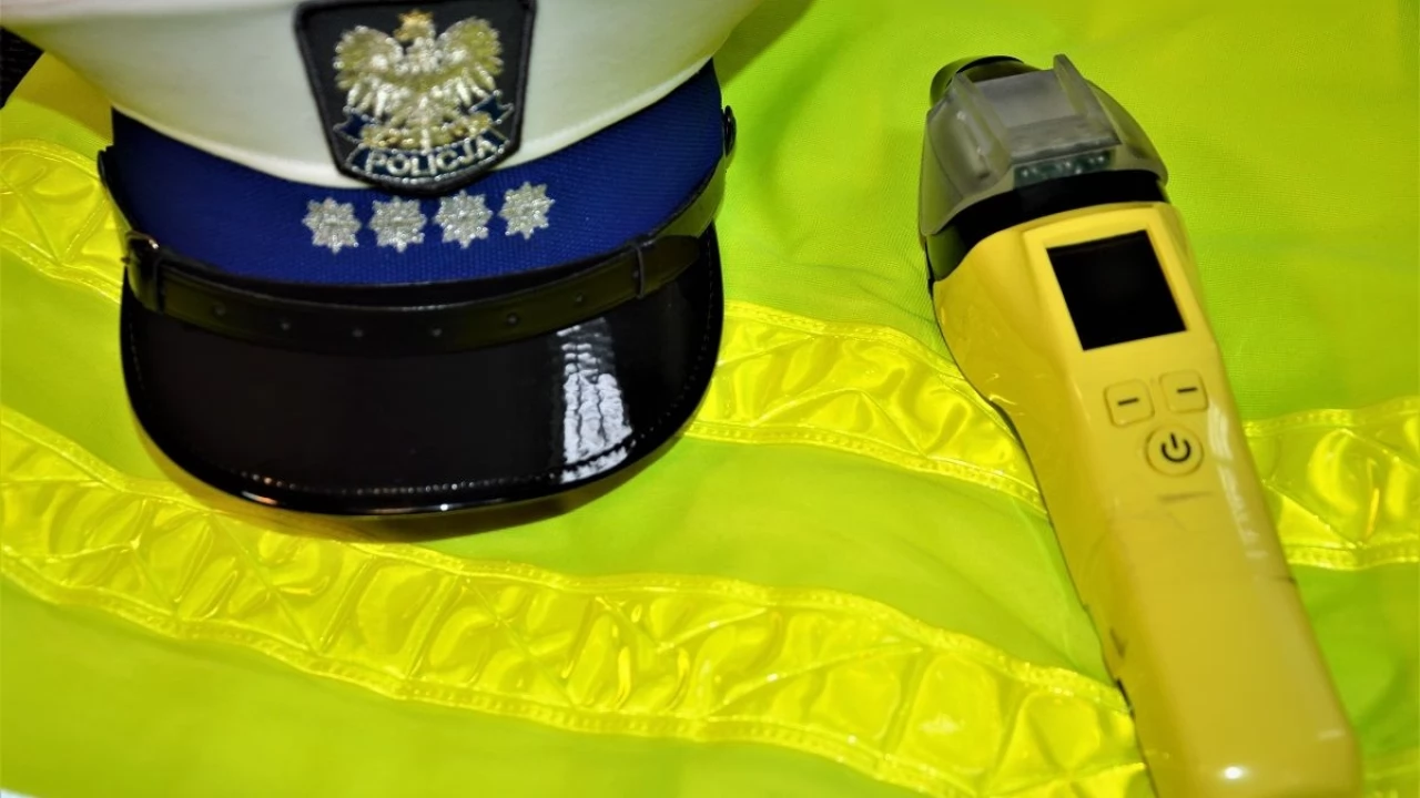 42-latka uderzyła w auto i wjechała w budynek. Silna woń alkoholu i nie była w stanie mówić
