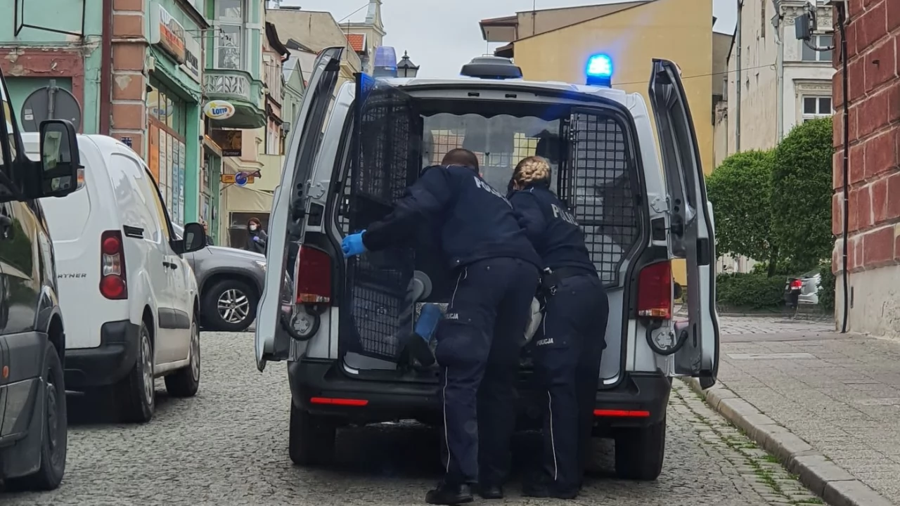 43-latka leżała na chodniku. Gdy przyjechał patrol, zaczęła się awantura