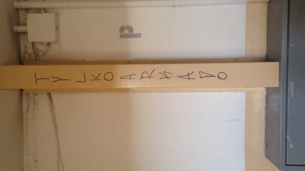 Akacjowa 7 B - syf, pisanie po klatce itp