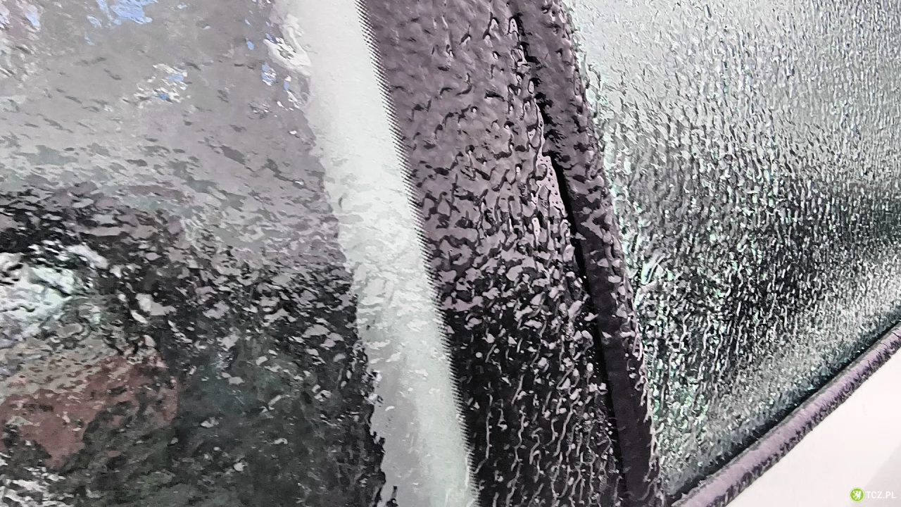 Alert pogodowy! Gołoledź na drogach, marznący deszcz już pada