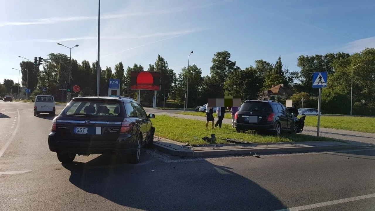 Al.Solidarności / Jagiellońska. Zderzenie dwóch aut