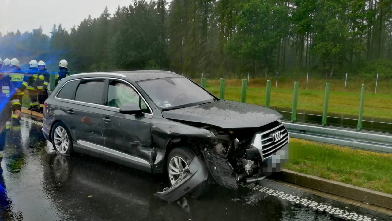 Audi wypadło z drogi i uderzyło w barierki