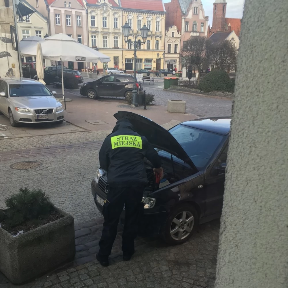 Auto odmówiło posłuszeństwa, pomogli strażnicy