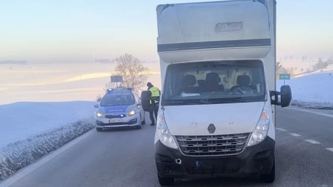 Auto staczało się w dół bez kierowcy. Policjanci użyli służbowych pałek