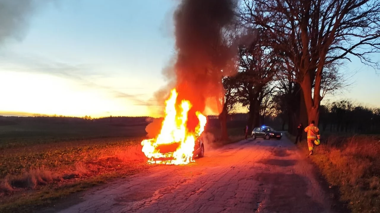 Auto stanęło w płomieniach