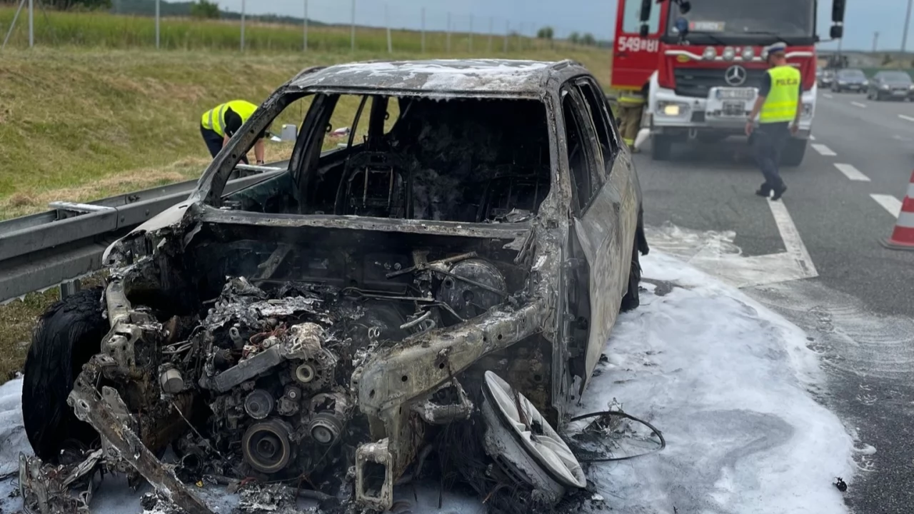 Auto w płomieniach na A1