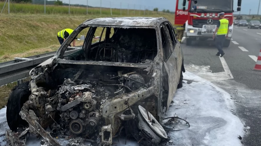 Auto w płomieniach na A1
