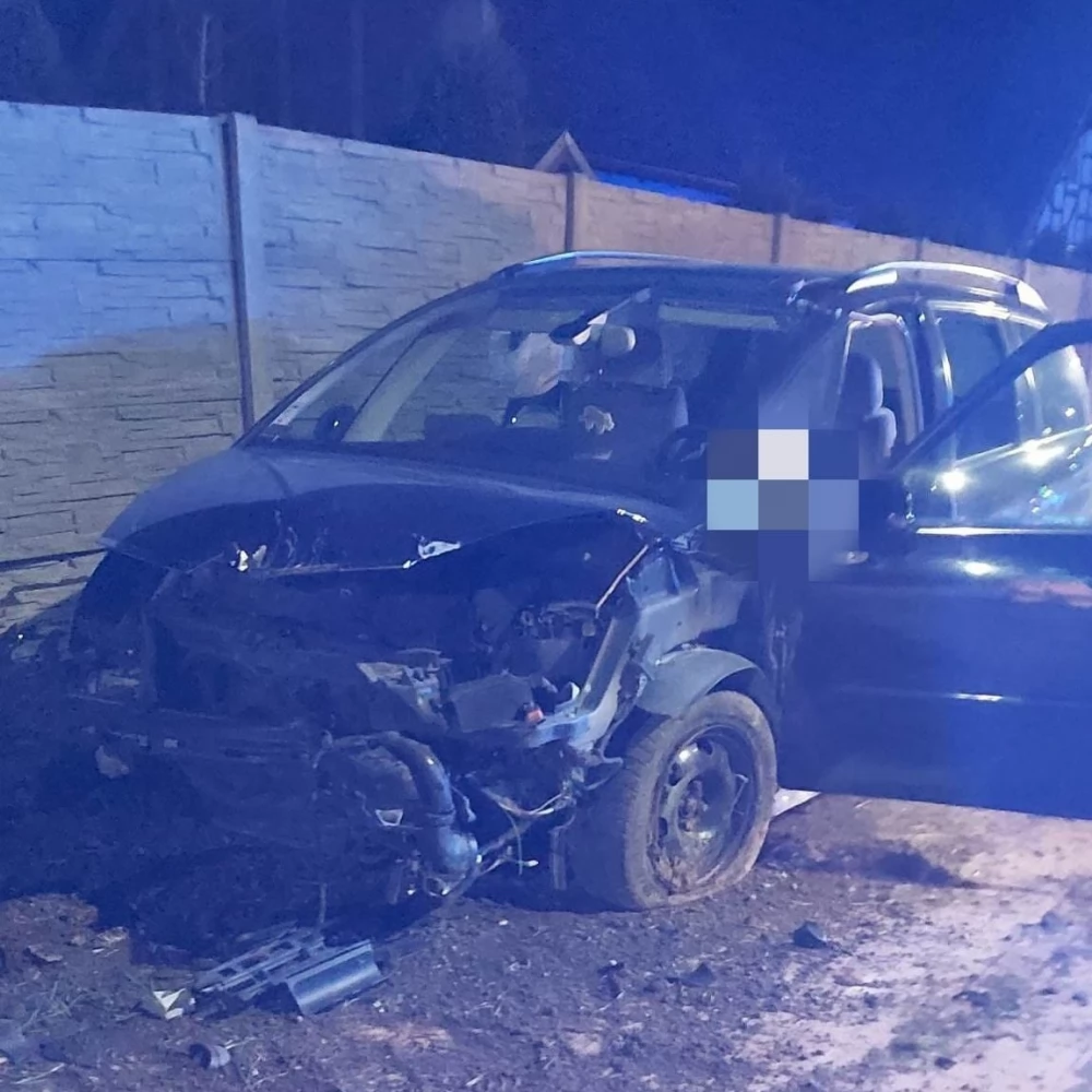 Auto zatrzymało się na betonowym płocie, po kierowcy ani śladu