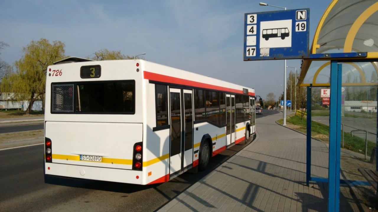 Autobus stanął na skrzyżowaniu
