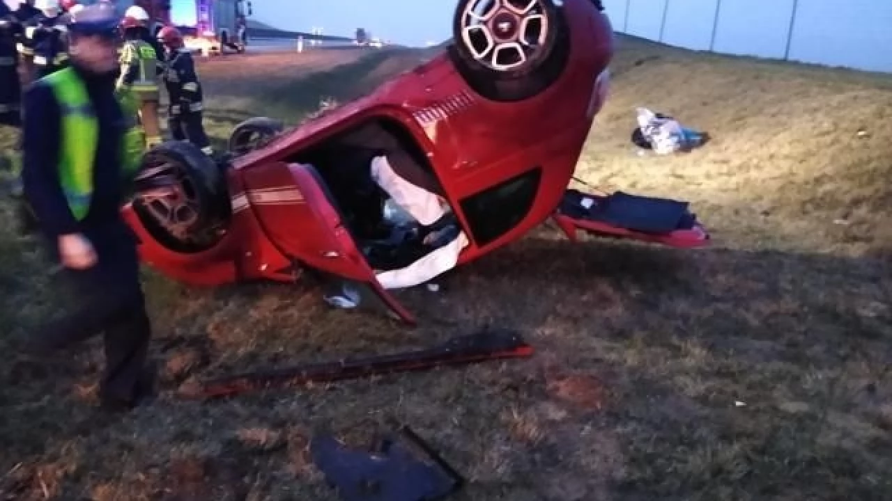 Autostrada A1. Auto wypadło z drogi i dachowało