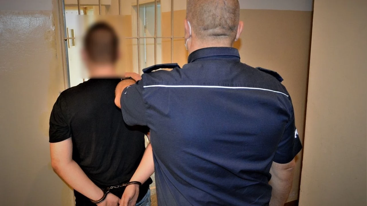 Awanturował się w pociągu i znieważył policjantów. 23-latek był poszukiwany 3 nakazami