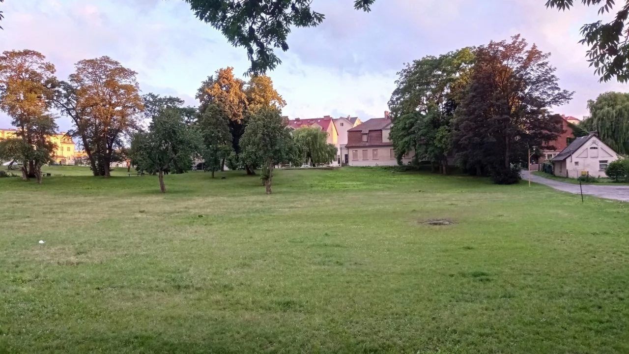 Bajkowa biblioteka plenerowa - atrakcje dla maluchów przy folwarku Piotrowo