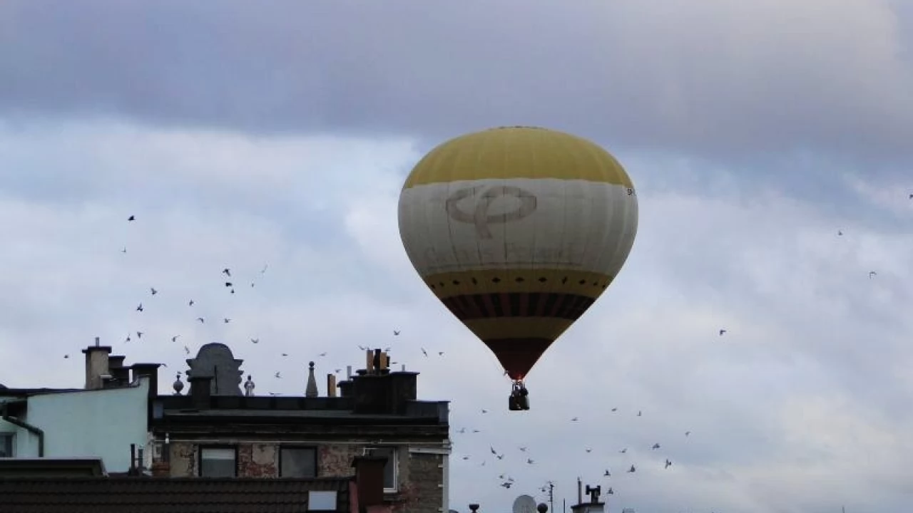 Balon nad dachami staromiejskich kamienic