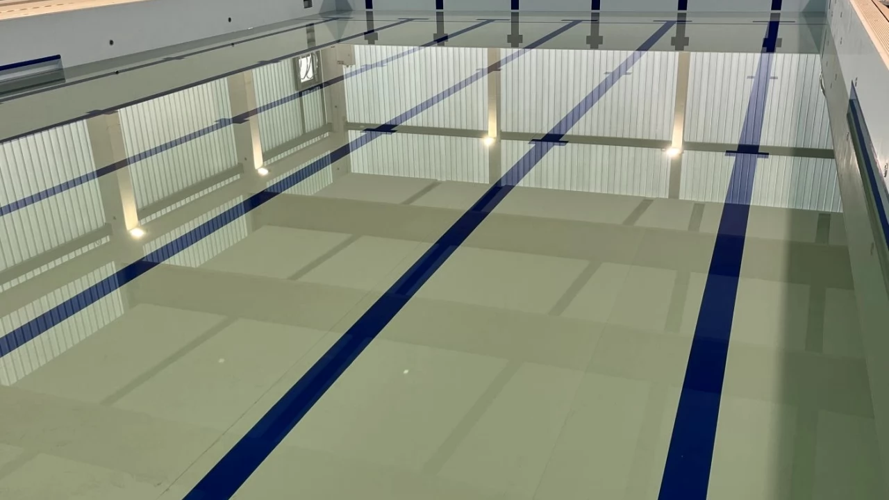 Basen przy "12". Kiedy popływamy?