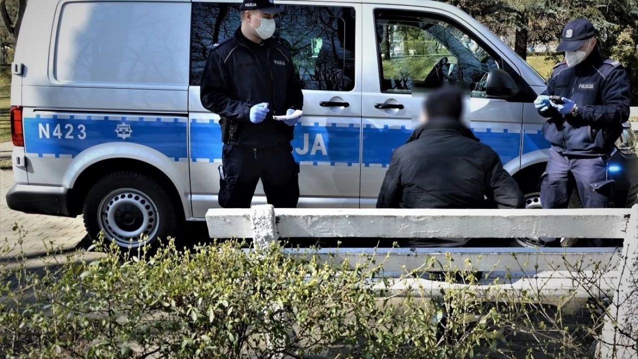 Będą wspólne kontrole policji i Sanepidu. Sprawdzą m. in. czy nosimy maseczki w sklepach