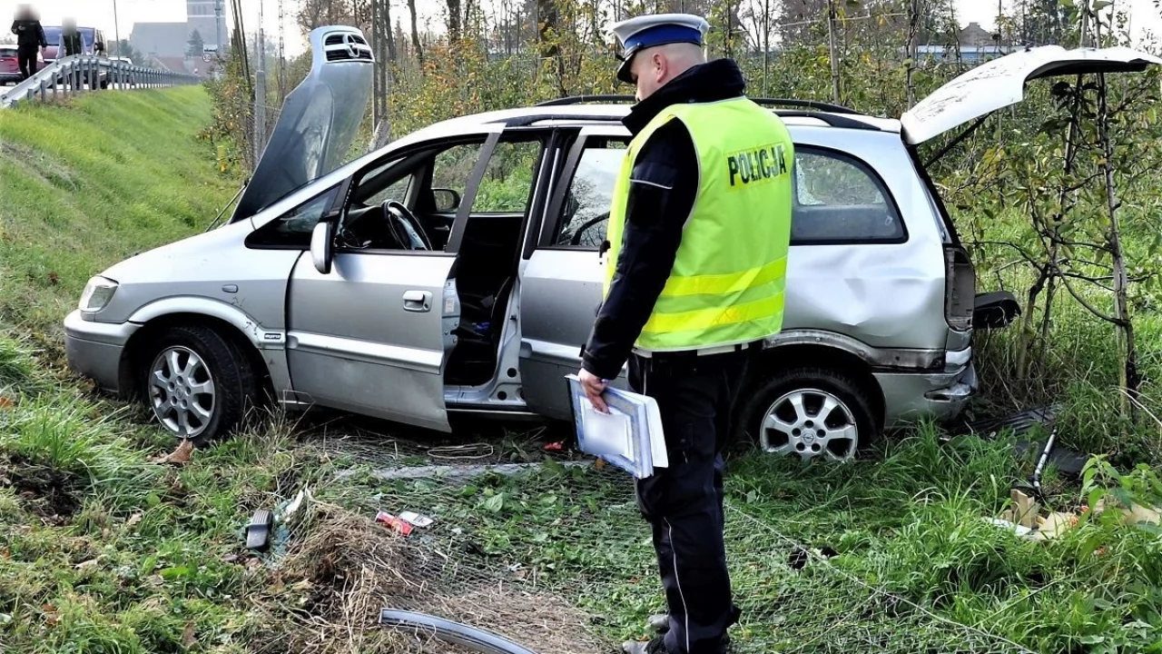 Bez prawa jazdy spowodował wypadek. W aucie było 10 osób