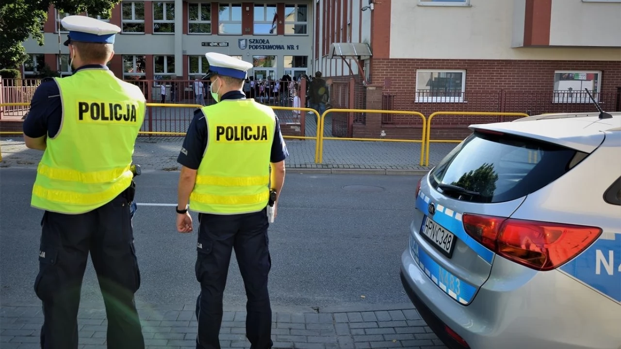 "Bezpieczna droga do szkoły". Policjanci patrolują okolice szkół