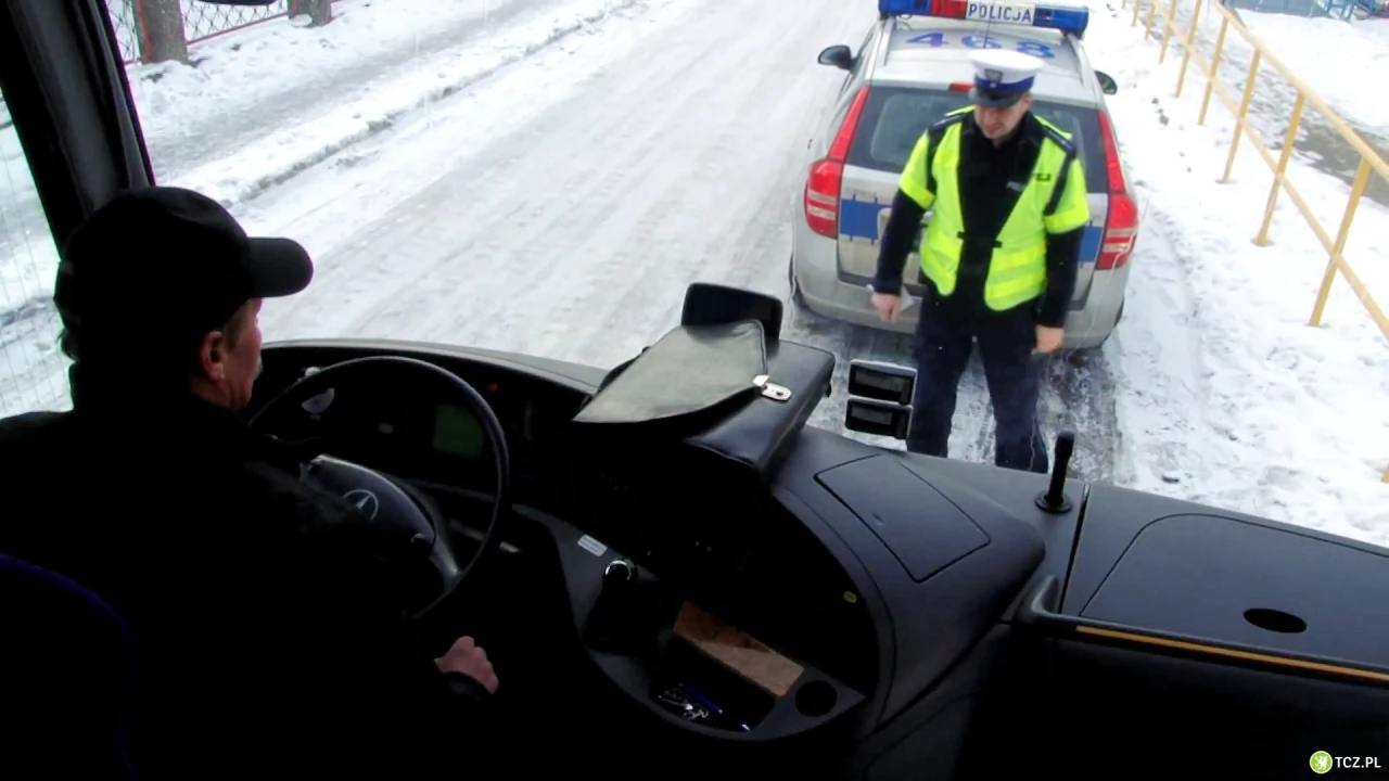 Bezpieczne ferie. Policjanci kontrolują autokary