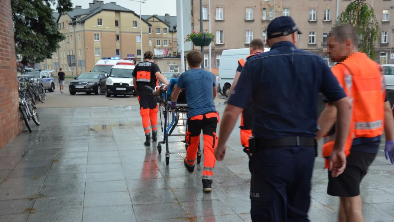 Bił przypadkowego mężczyznę, rzucił się na policjantów i ratowników. Jest areszt dla 24-latka