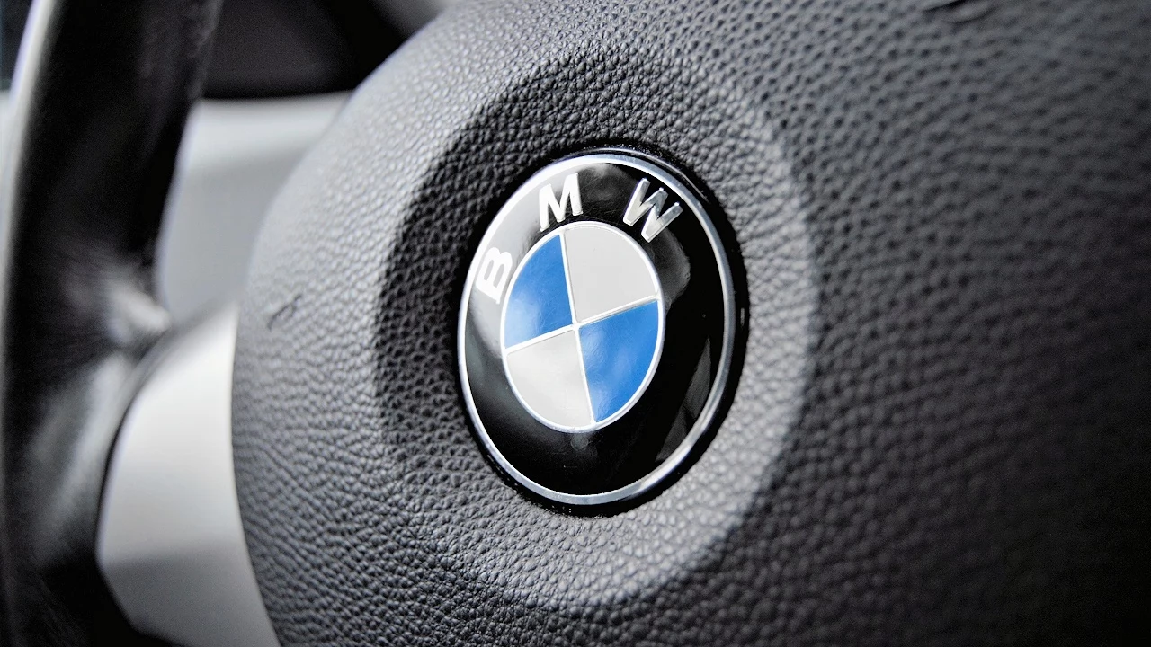 BMW dachowało na lokalnej drodze