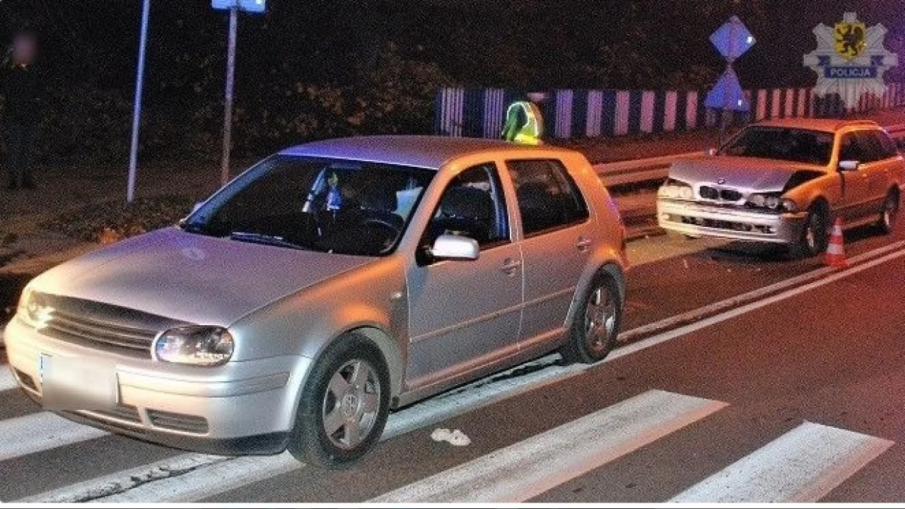 BMW najechało na volkswagena, który zatrzymał się przed przejściem