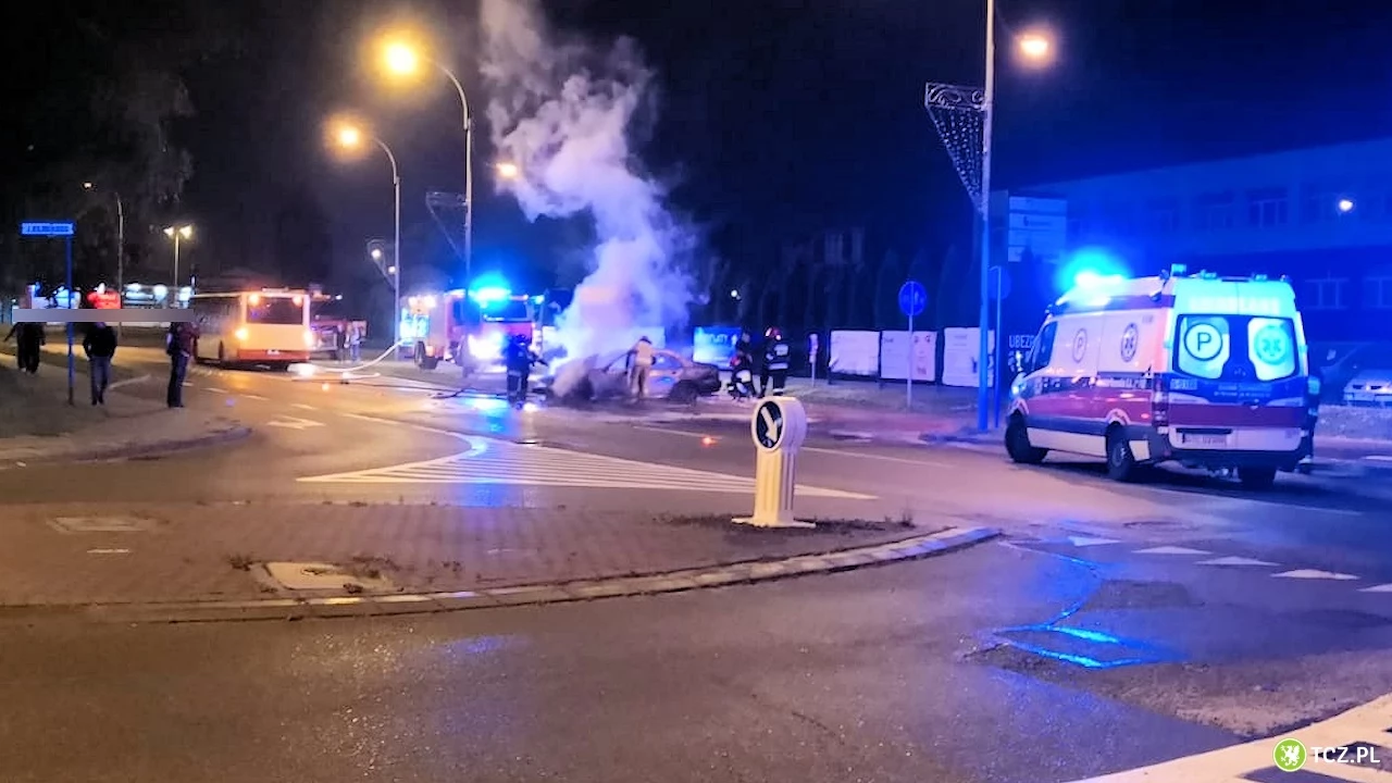 BMW uderzyło w autobus i stanęło w płomieniach
