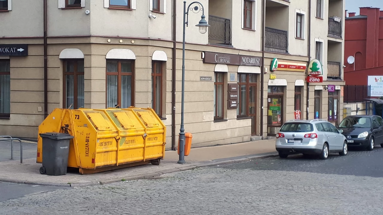 Brzydki kontener w sercu starówki. "Wróci w mniej eksponowane miejsce"