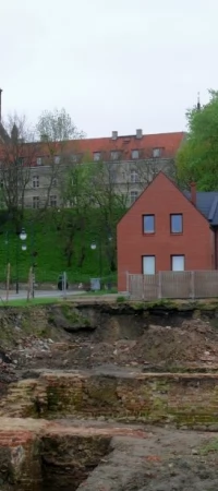 Średniowieczna warownia stała w sąsiedztwie wzgórza farnego - na zdj. odkryte fragm. murów zamku - stan sprzed 2 lat