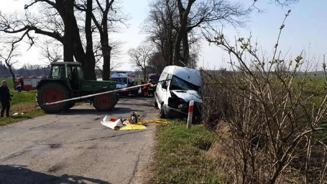 Bus wjechał w drzewo. Osiem osób rannych, na miejscu LPR
