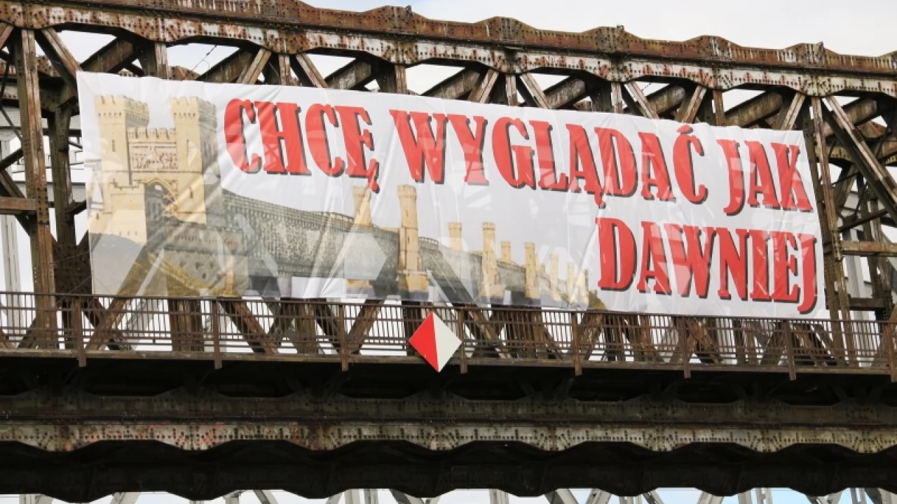 "Chcę wyglądać jak dawniej". Baner przywitał oficjeli