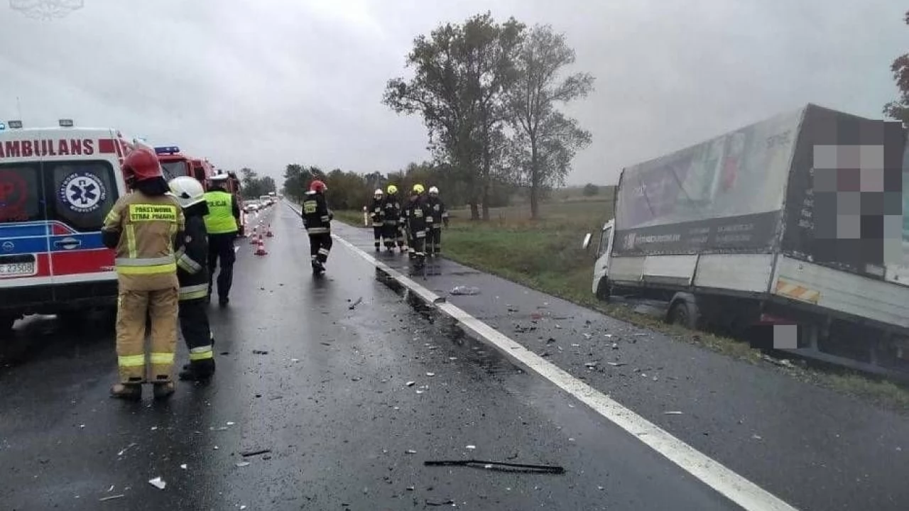 Ciężarówka i osobówka zderzyły się na DK91. Dwie osoby ranne