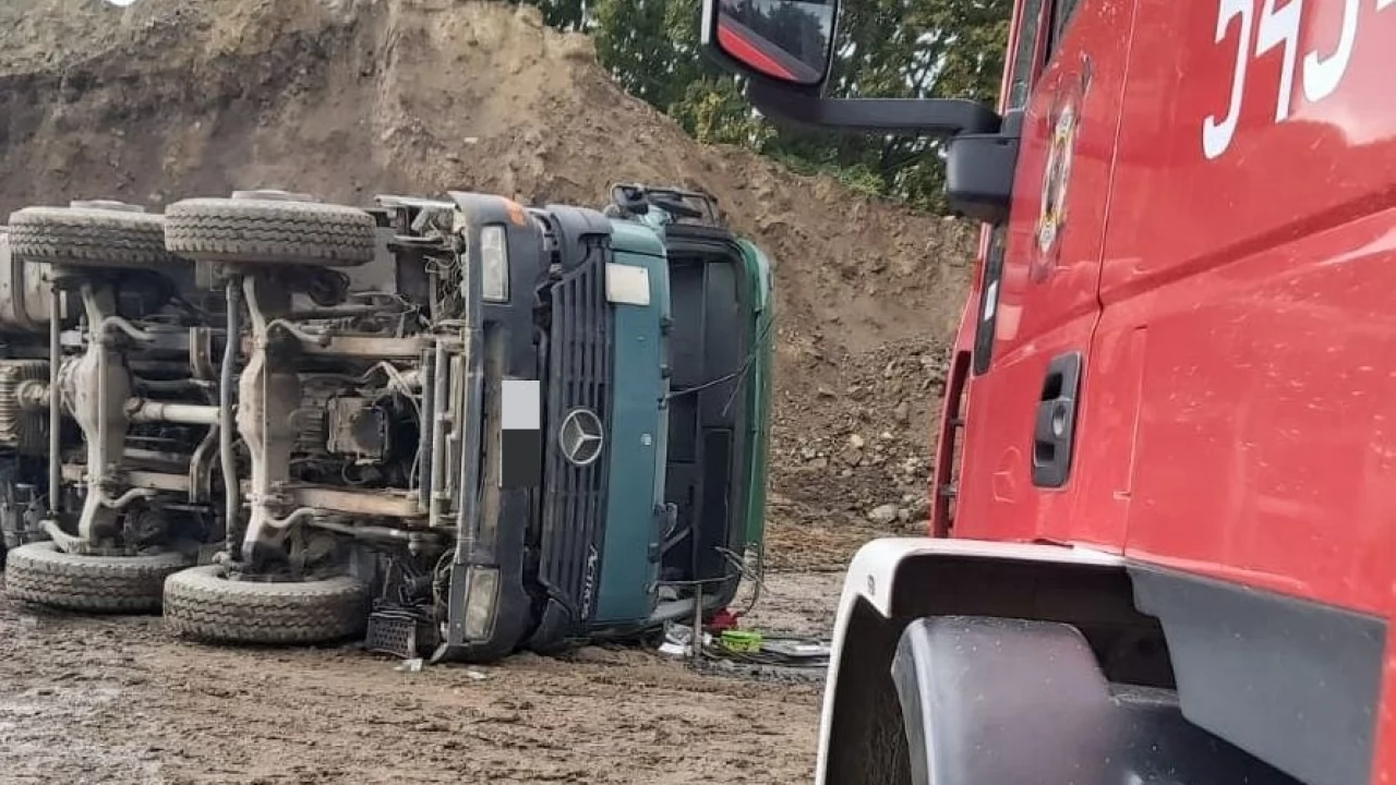 Ciężarówka na boku. Na miejscu pracują służby