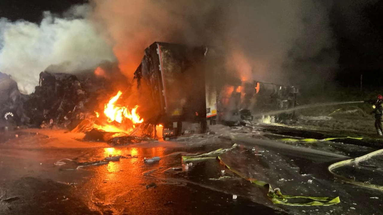 Ciężarówki stanęły w ogniu. A1 zablokowana po nocnym wypadku