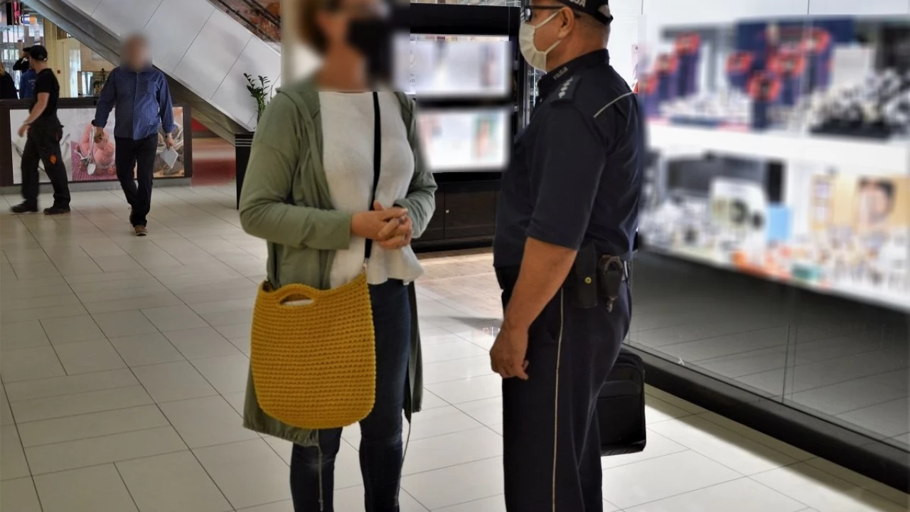 COVID-19. Policjanci w sklepach i autobusach