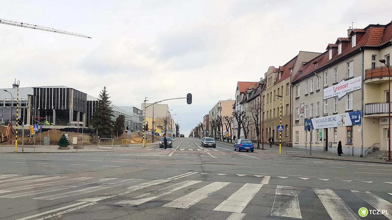 Cykl zmiany świateł na tym skrzyżowaniu wymaga nowych ustawień?