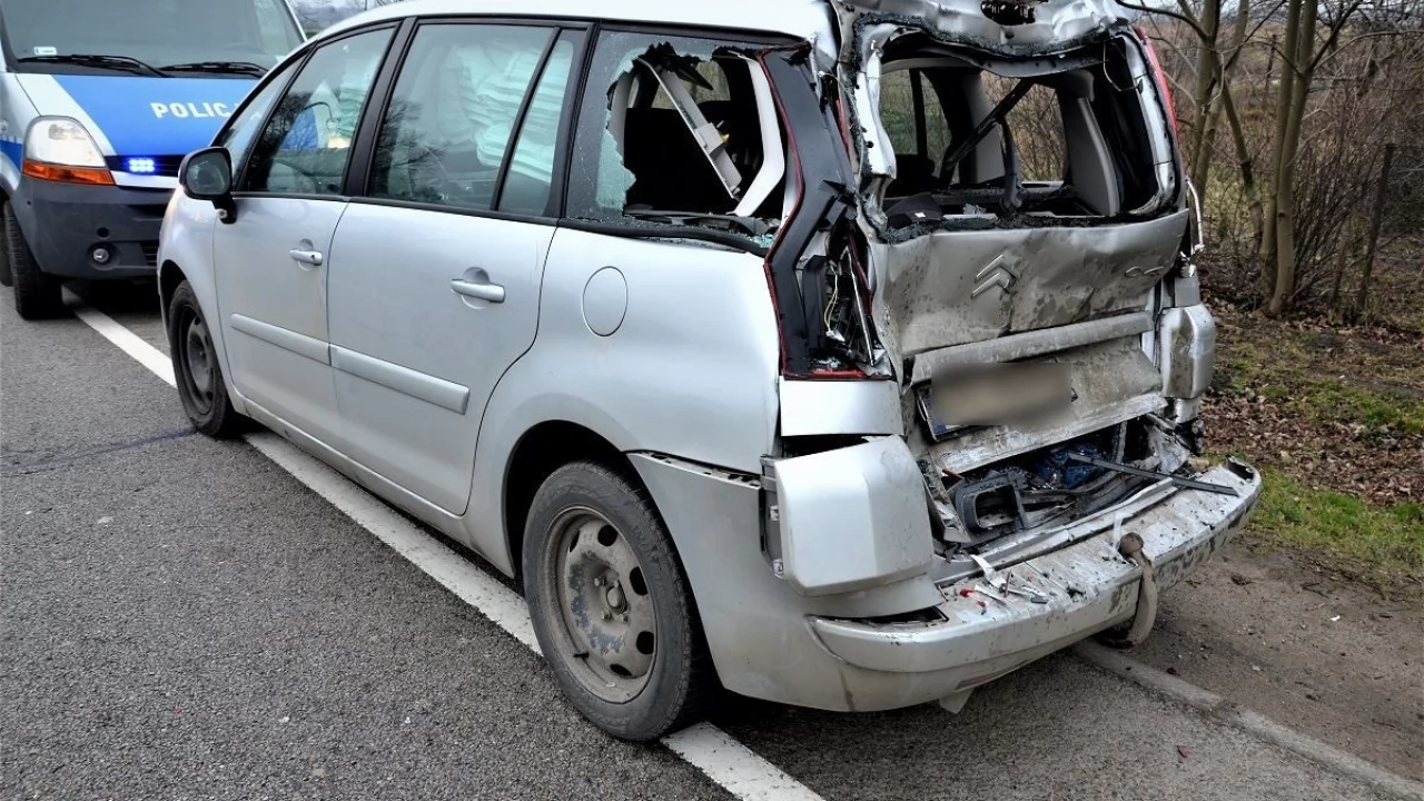 Czarlin. Betoniarka staranowała citroena