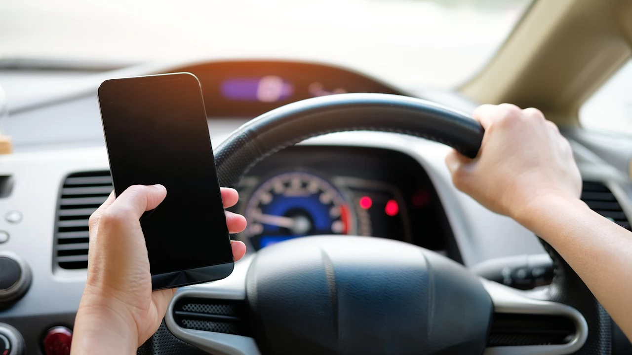 Dane z dowodu rejestracyjnego trafiły na smartfony