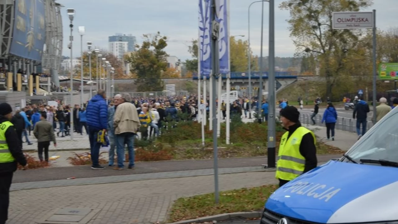 Derby Trójmiasta. Policja analizuje obrazy z kamer po "wyczynach" pseudokibiców