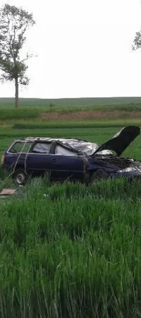Auto wylądowało na polu