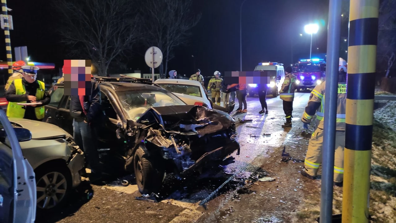 DK 91. Zderzenie trzech aut, ranna m. in. kobieta w ciąży. Prawdopodobny sprawca bez uprawnień