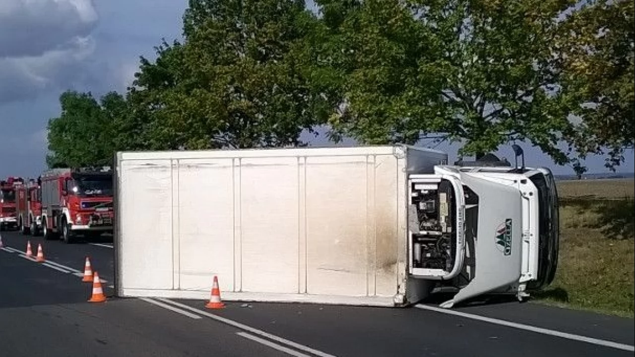 DK91. Przewrócona ciężarówka utrudnia ruch