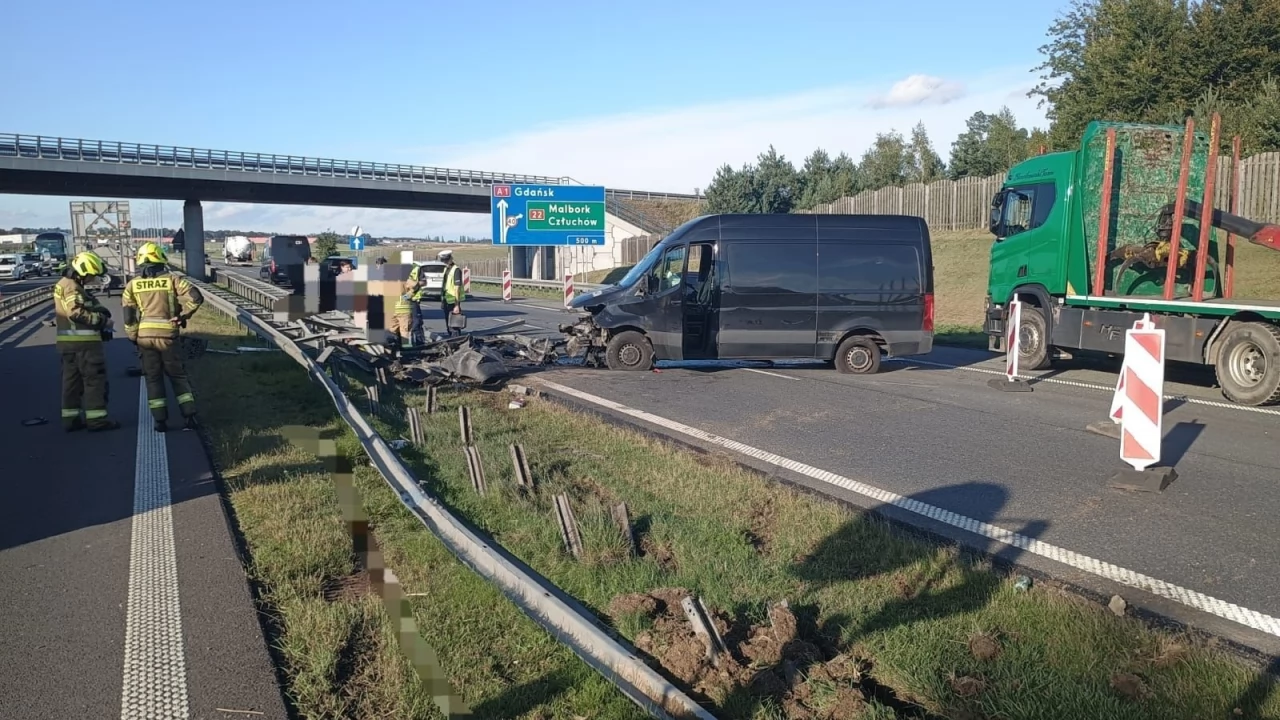 Dostawcze auto staranowało barierę na A1