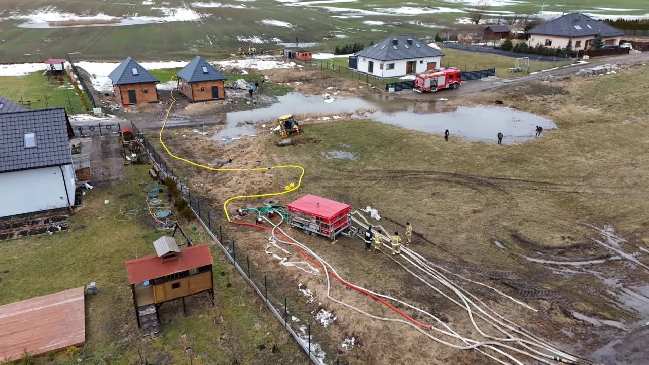 Dramatyczna akcja w Stanisławiu po powstaniu wielkiego zapadliska. "Działania ratownicze nadal trwają"