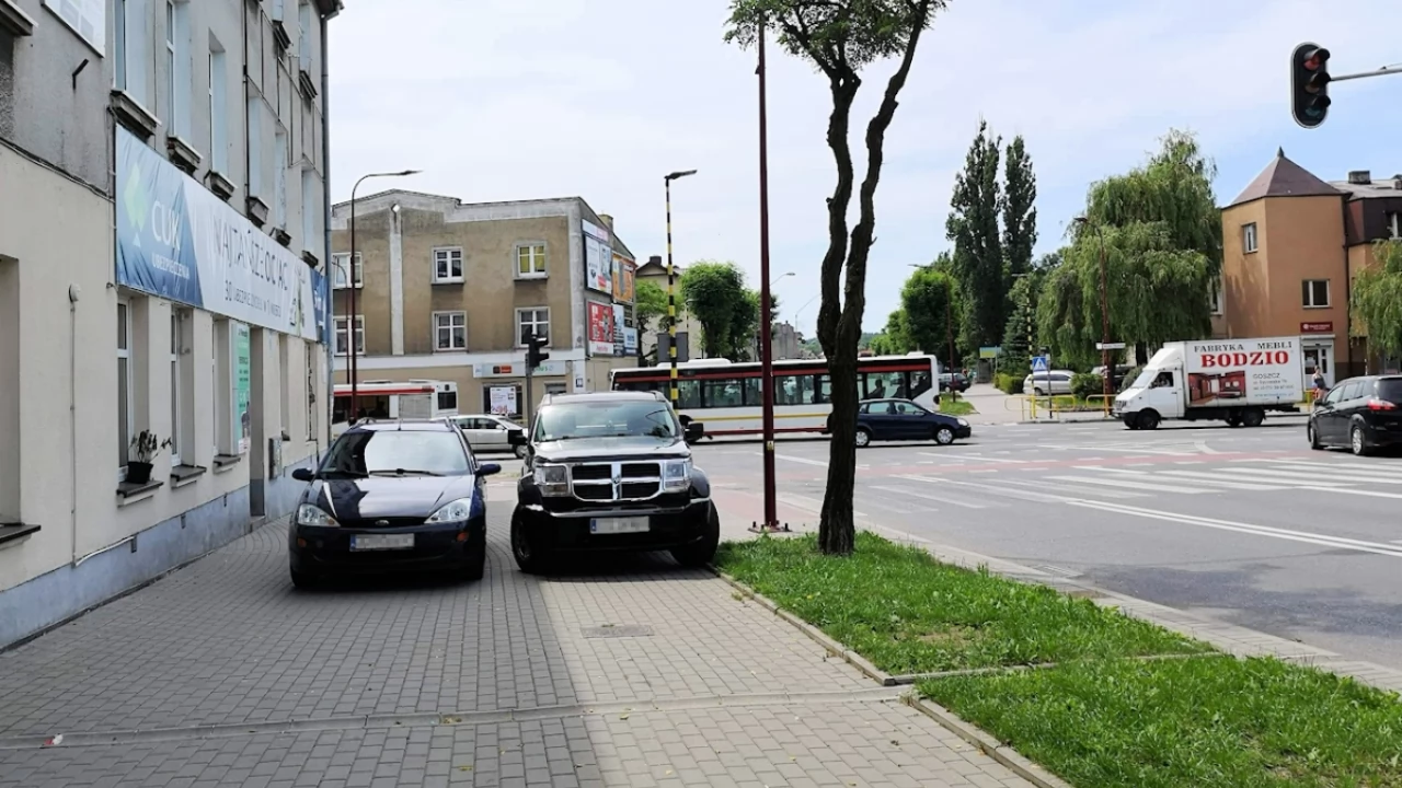 Dwa auta na chodniku. Czy Straż Miejska postąpiła prawidłowo?