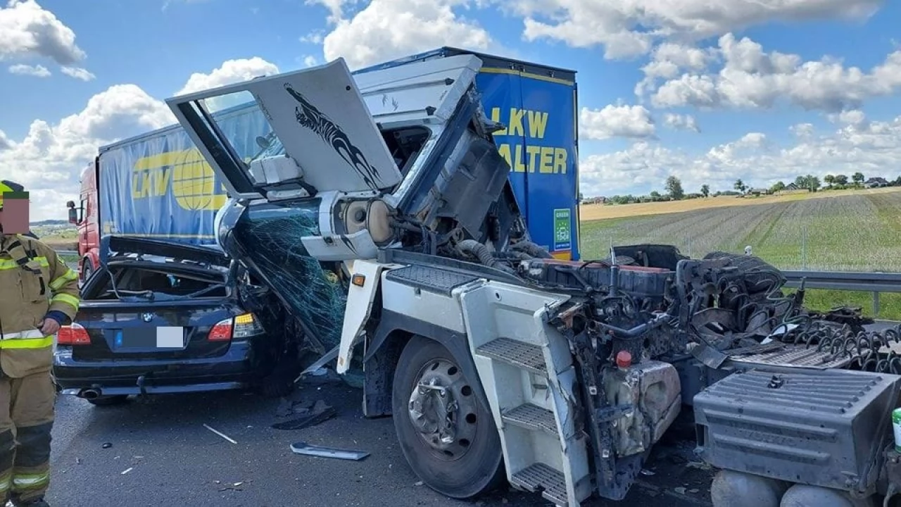 Dwie ciężarówki i osobówka zderzyły się na A1
