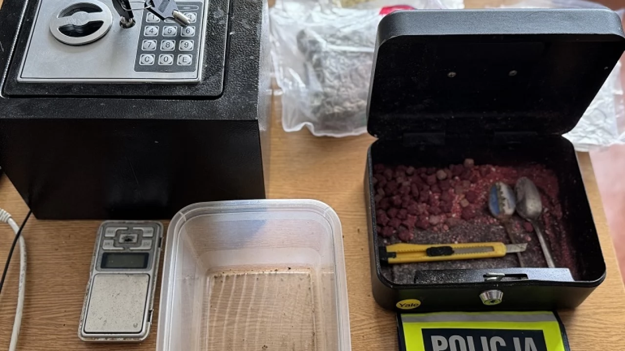 Dwóch mieszkańców Tczewa zatrzymanych za narkotyki - w mieszkaniu sejf i kasetka pełne proszków