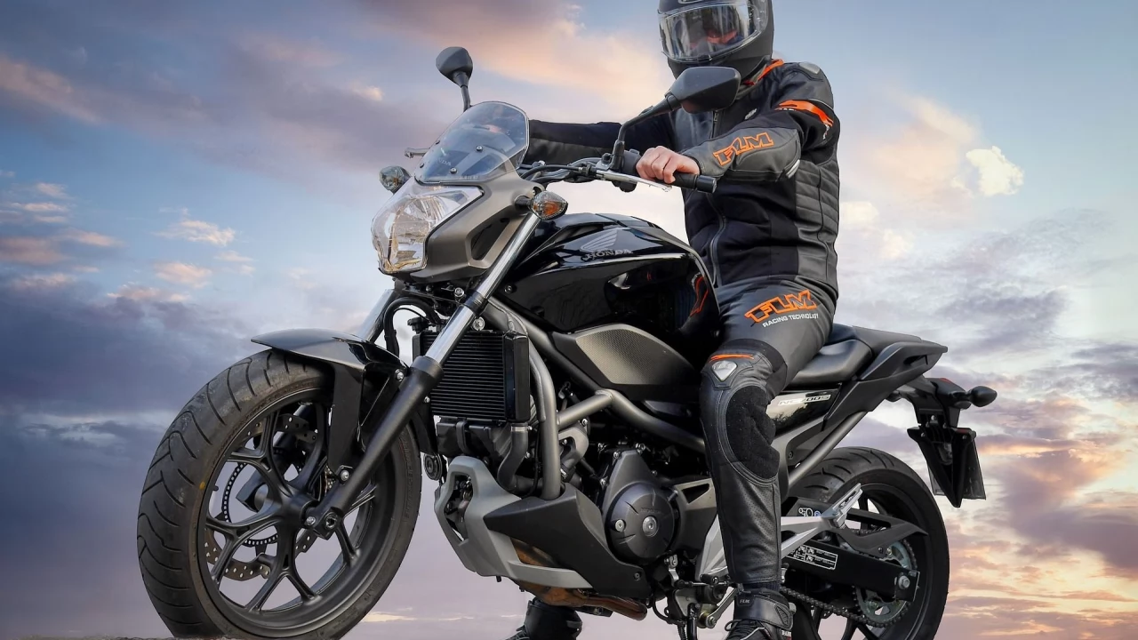 Dwuczęściowy kombinezon motocyklowy - jak wybrać najlepszy?