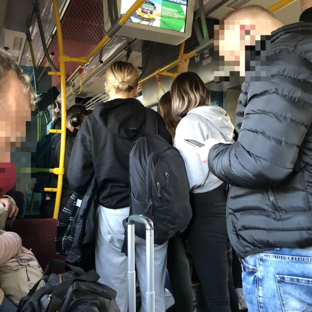 "Dystans społeczny" w pociągu z Gdańska