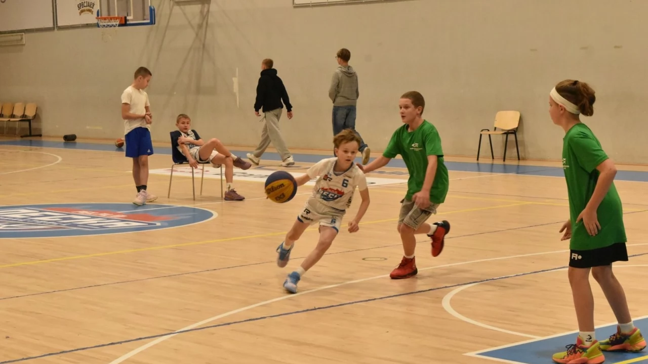 Dzieci i młodzież szkolna grały w kosza 3x3